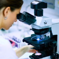 Nuestros centros reúnen tecnología de vanguardia, equipos médicos y profesionales de vasta experiencia, para tratar distintos tipos de cáncer.