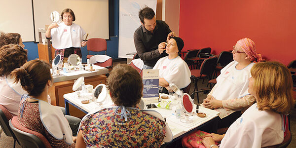 Diez pacientes del Instituto Oncológico FALP participaron el viernes 22 de julio de un taller de maquillaje llamado “Luzca Bien…Siéntase Mejor”.