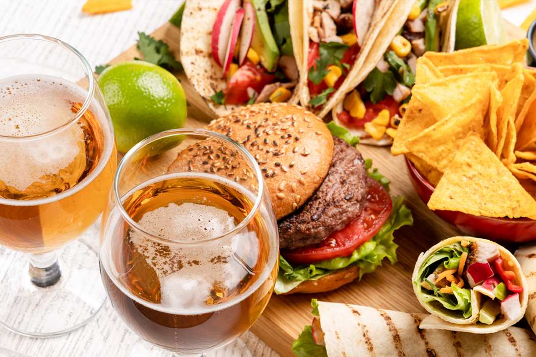 fotografía que muestra comida chatarra, uno de los principales factores de riesgo del cáncer colorrectal.